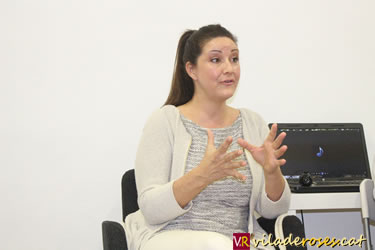 La psicoterapeuta Michelle Sánchez durant la xerrada sobre la meditació