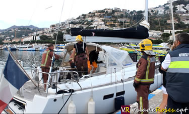 Veler incendiat al port de Roses