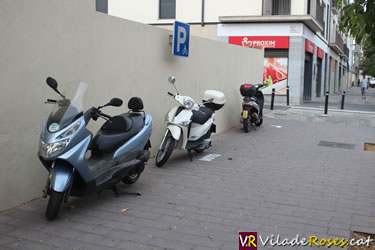 Nous aparcaments per a motocicletes a Roses