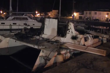 Catamarà incendiat