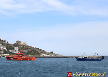 Vaixell a la deriva remolcat