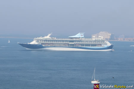 El creuer Tui Discovery a Roses