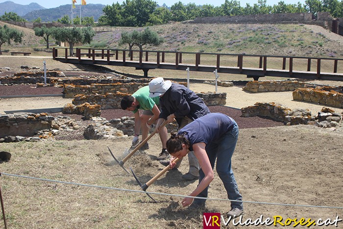 Excavacions a la necropòlis de la Ciutadella de Roses