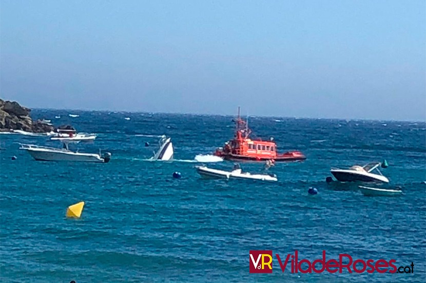S’enfonsa un vaixell a la platja de l’Almadrava de Roses