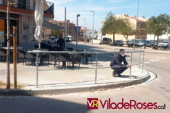 Barana de seguretat per als vianants de Roses