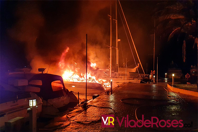 Embarcació cremada a Santa Margarida