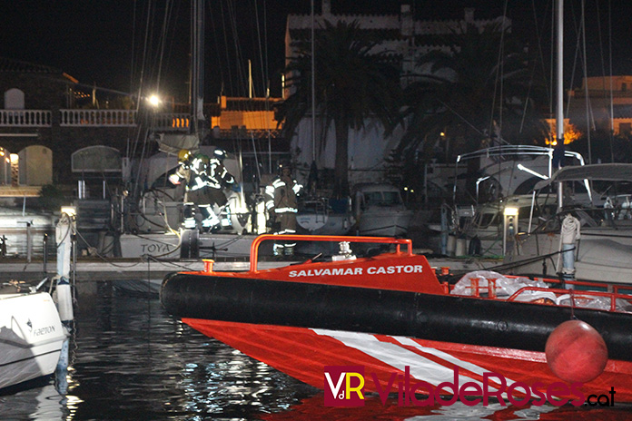 S’incendia un vaixell al Port Canigó de Santa Margarida
