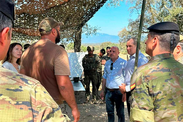 Delegat del Govern, Carles Prieto, a la base militar de Sant Climent de Sescebes