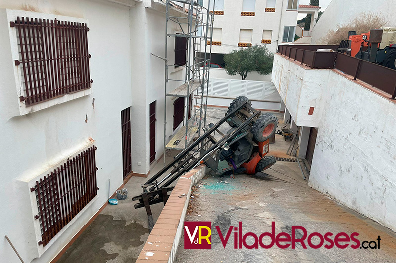 Carretó elevador bolcat a la carretera de Canyelles de Roses