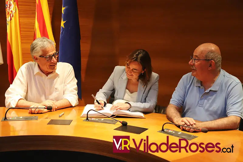 La consellera Sílvia Paneque signa en el llibre d'Honor de l'Ajuntament de Roses