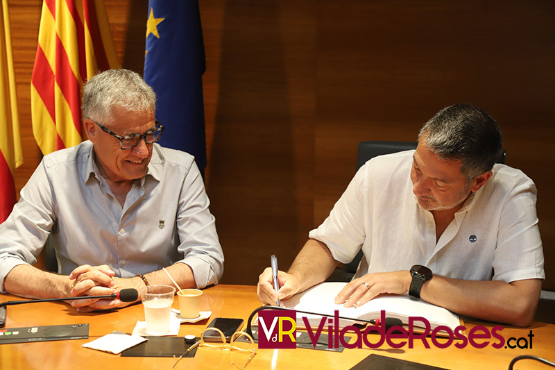 El conseller d’Empresa i Treball, Miquel Sàmper, signa en el llibre d'Honor de l'Ajuntament de Roses