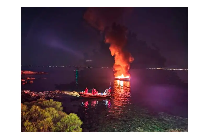 Crema una embarcació a la platja de l'Almadrava