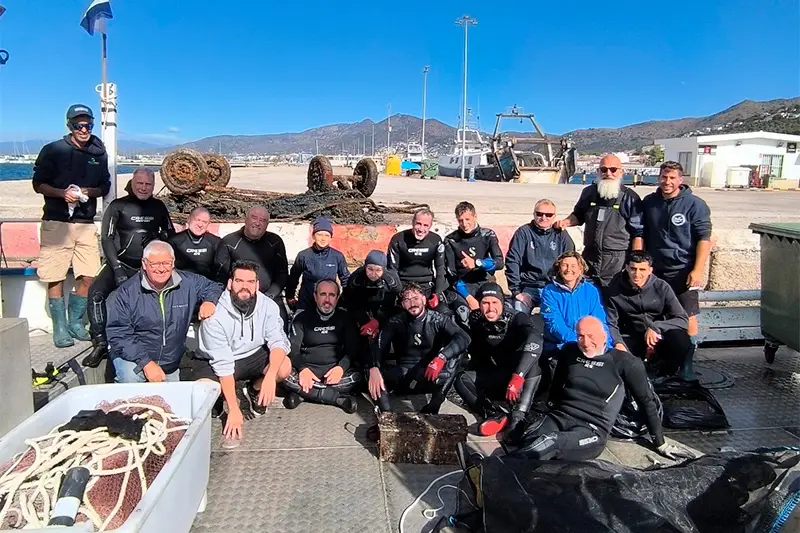 Neteja del fons marí del port pesquer de Roses