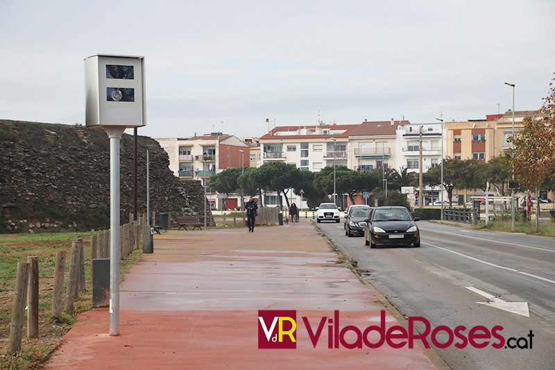 Roses instal·la dos radars de control de velocitat