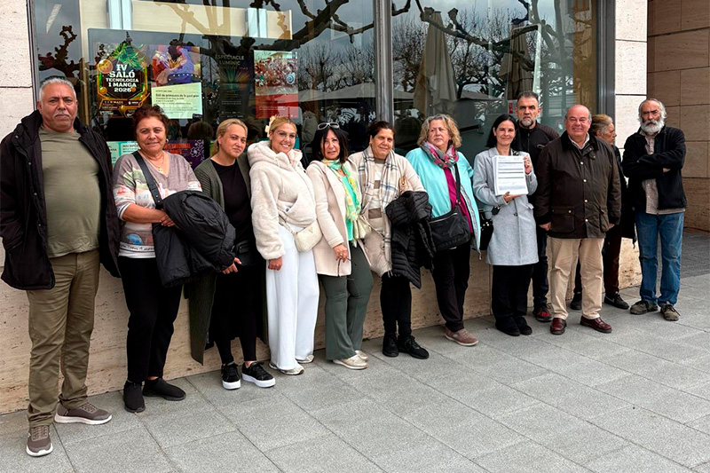 Paradistes lliuren signatures contra la no renovació automàtica de les llicències del mercat