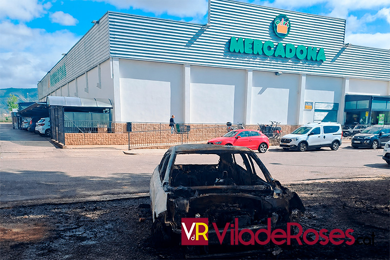 Es calcina un turisme davant del Mercadona de Roses