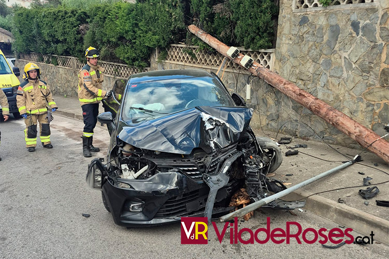 Vehicle s'estimba contra un pal de telefònic a Roses