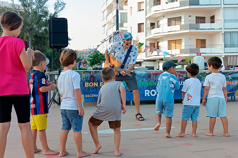 Activitats familiars al passeig marítim de Roses
