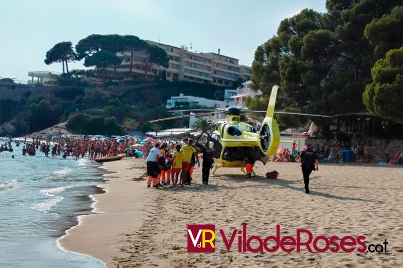Salven la vida a una banyista a la platja de l'Almadrava de Roses
