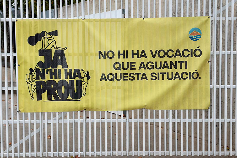 Una pancarta a la porta de l'escola